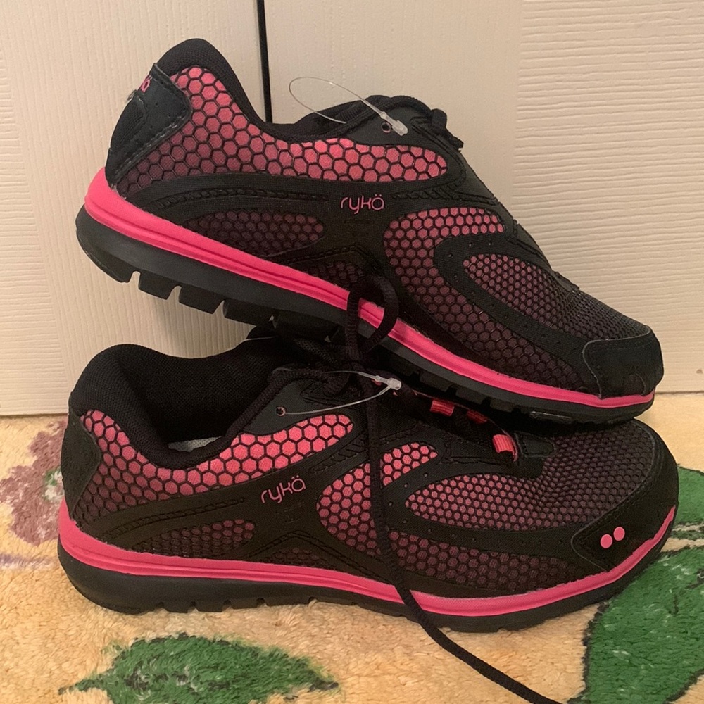 NWT Black and Pink Ryka Equations Women’s Size 6